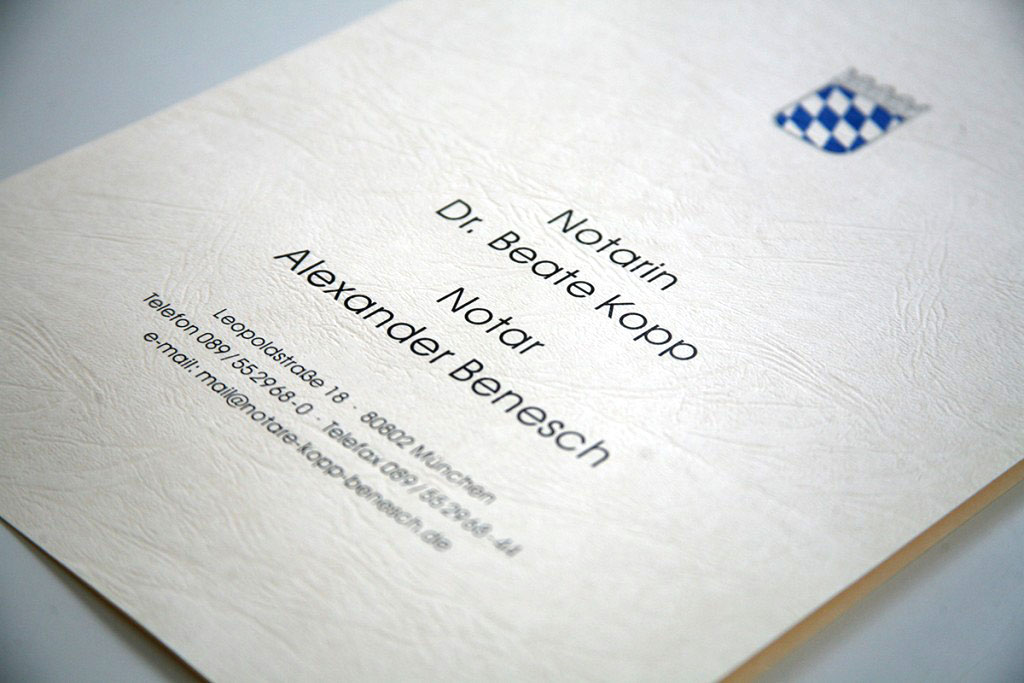 Dekoratives Foto mit Dokumentenmappe der Kanzlei