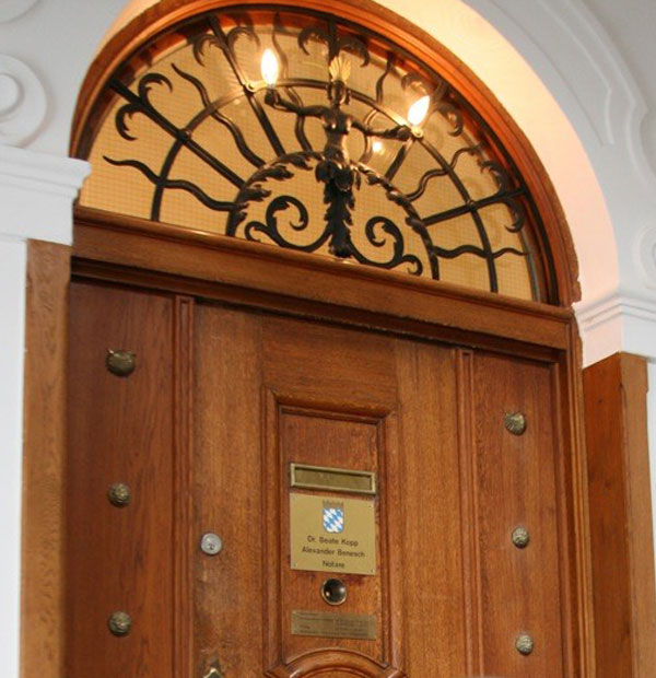 Dekoratives Foto mit Eingangstür der Kanzlei