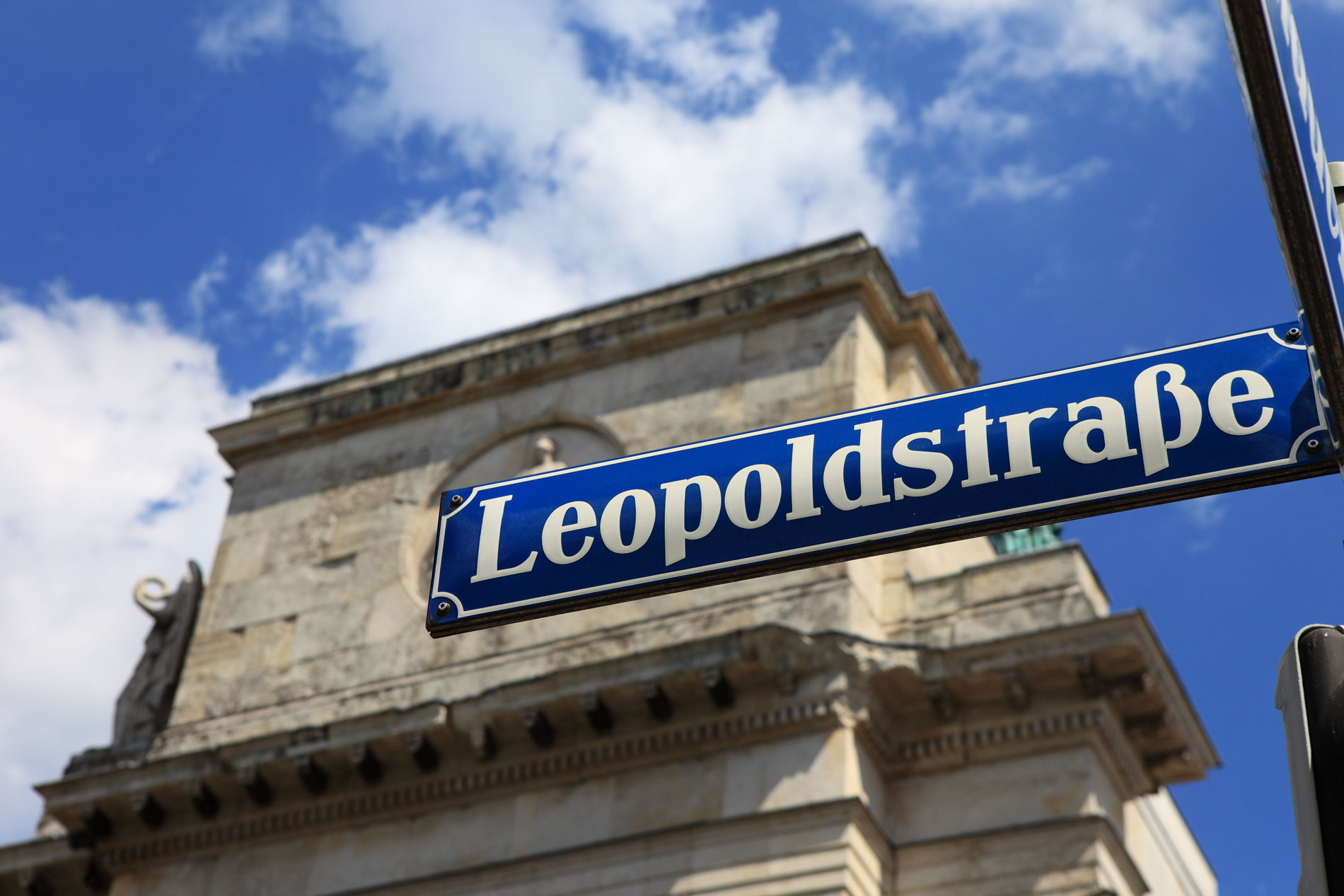 Dekoratives Foto mit Straßenschild Leopoldstraße