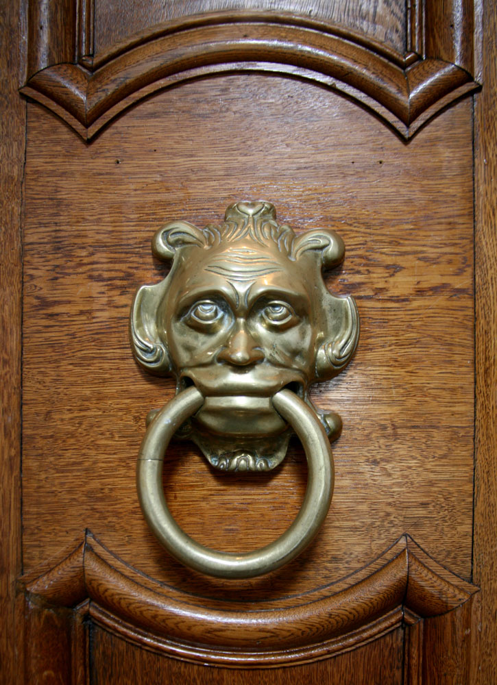 Dekoratives Foto mit Eingangstür und Detail Türklopfer 